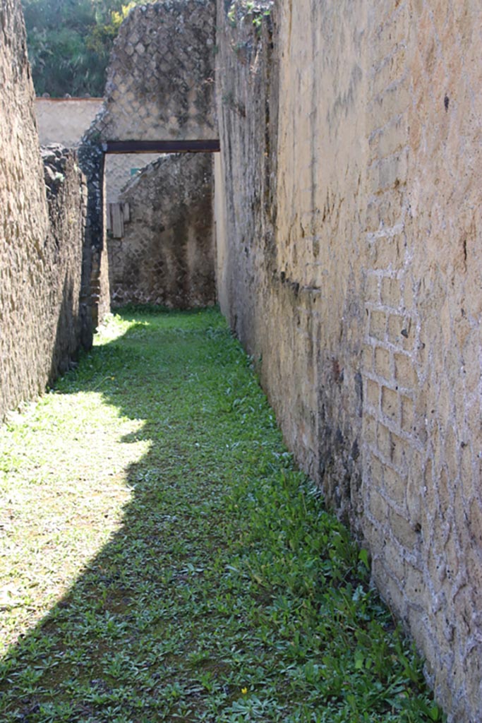 Ins Or II, 2, Herculaneum. October 2022.
Looking east along long corridor. Photo courtesy of Klaus Heese.